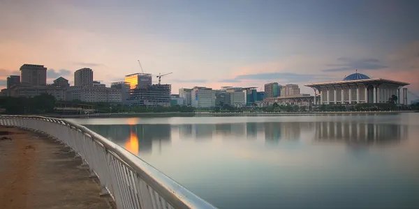 Croisière sur le lac de Putrajaya — vue sur les bâtiments administratifs