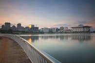 日落时分，普特拉贾亚的城市景观迷人，海滨倒影如画