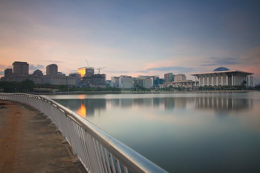 日落时分，普特拉贾亚的城市景观迷人，海滨倒影如画