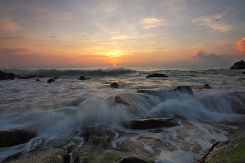 無料 ゴールデンアワーの海の波 写真素材
