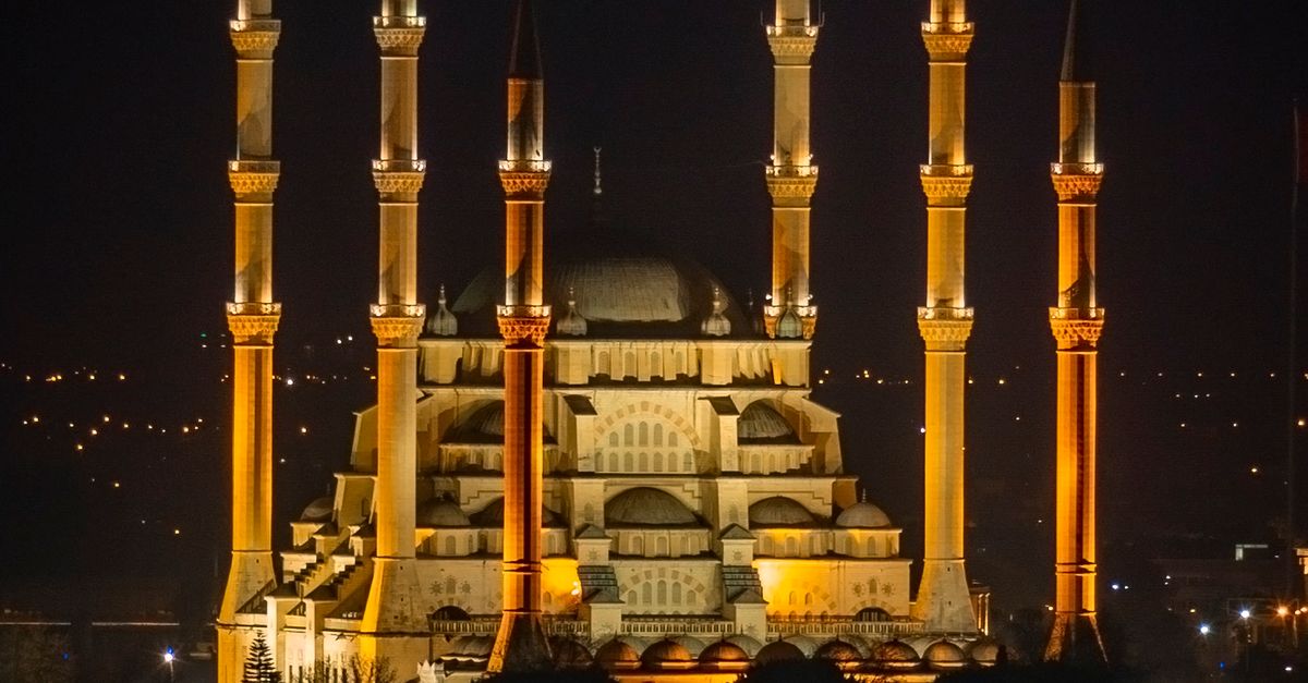 Illuminated Mosque at Night · Free Stock Photo