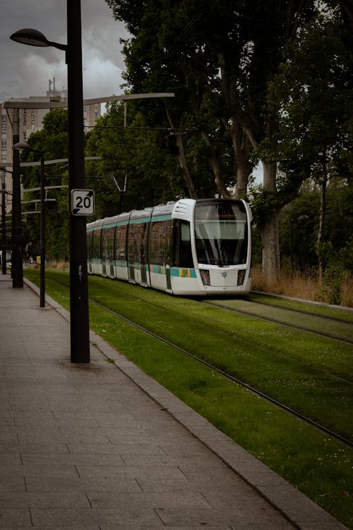 Kostenloses Stock Foto zu fahren, grünes gras, öffentliche verkehrsmittel