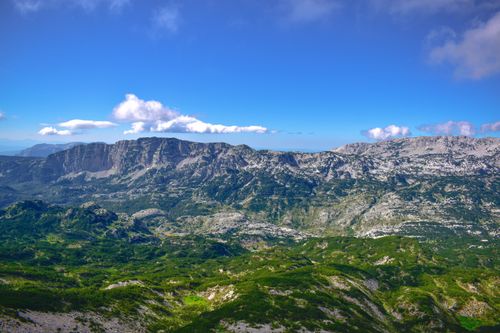 Free A breathtaking aerial shot of lush mountain ranges under a clear blue sky in Bosnia and Herzegovina. Stock Photo