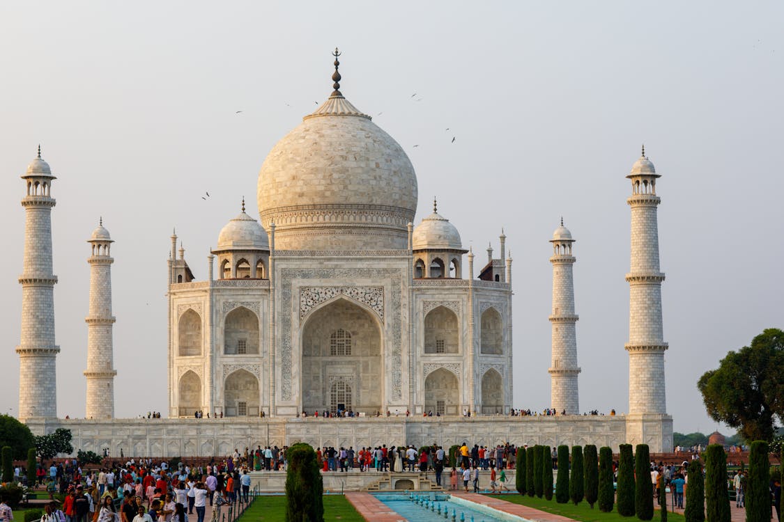 People Visit the Taj Mahal in India Editorial Photo - Image of heritage,  entrance: 160653736