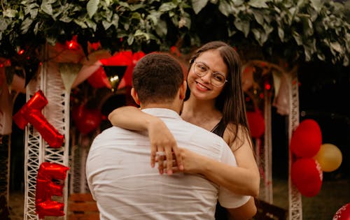 Foto d'estoc gratuïta de abraçant, amor, dona