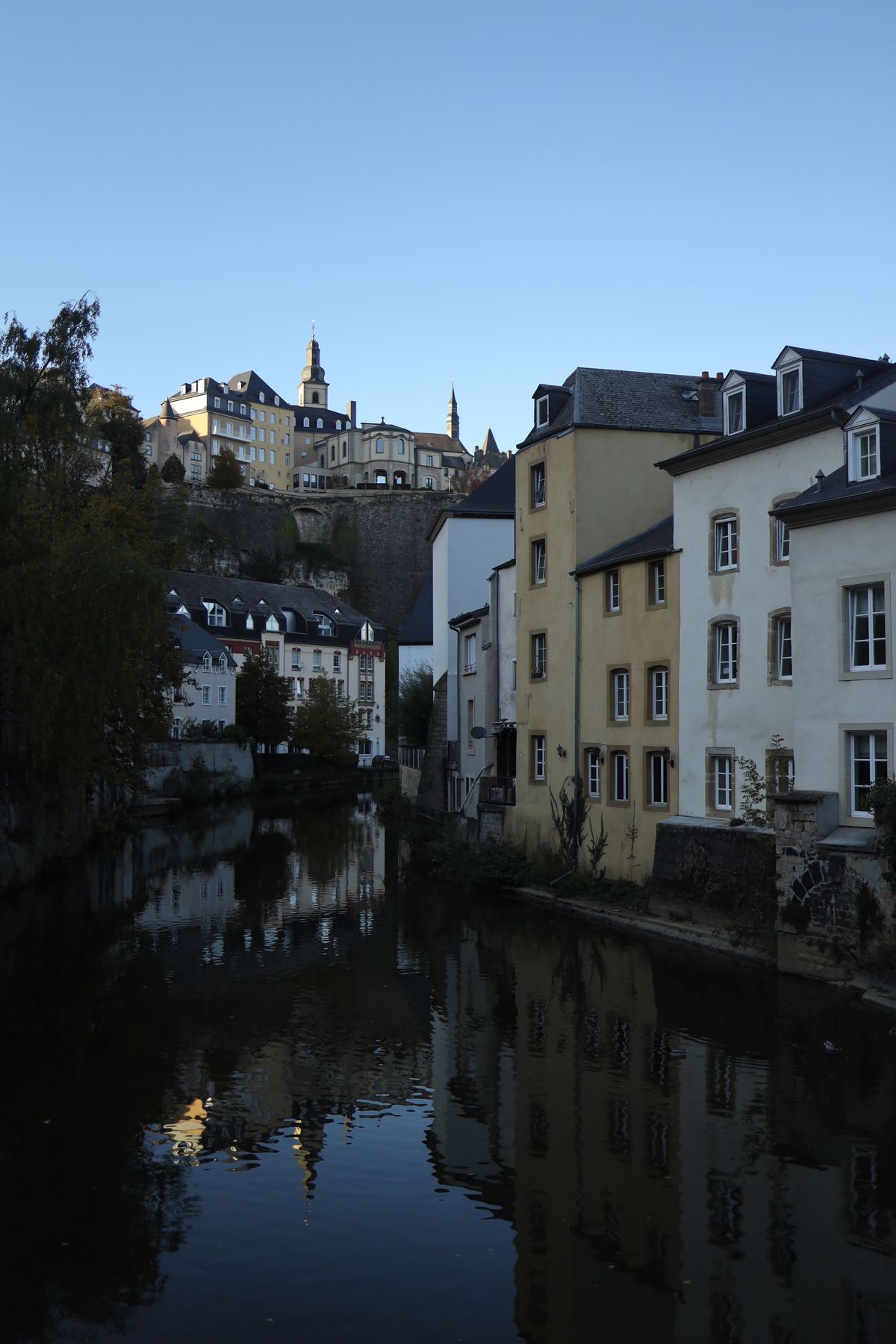 Rivière traversant une petite ville européenne, entre quais et façades anciennes
