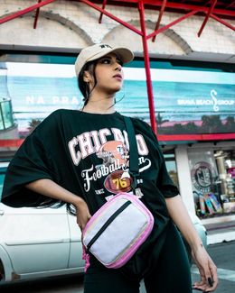 Customer photo with a small purse, photo by Variante on Pexels