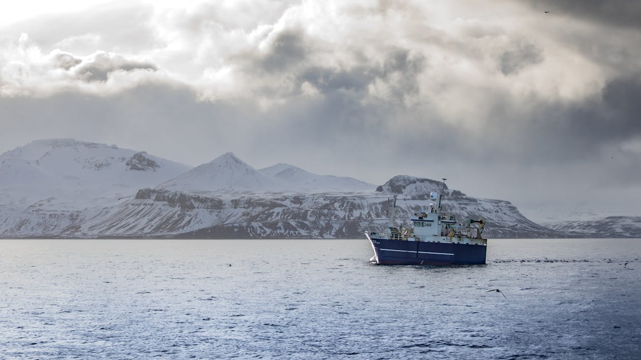 Blaues Und Weißes Schiff Im Gewässer