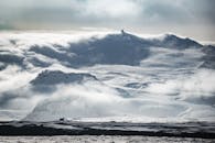 冰岛雪山的壮丽景色笼罩在雾和壮观的云层之中