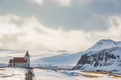 Gratis Katedral Putih Dekat Gunung Yang Ditutupi Salju Foto Stok