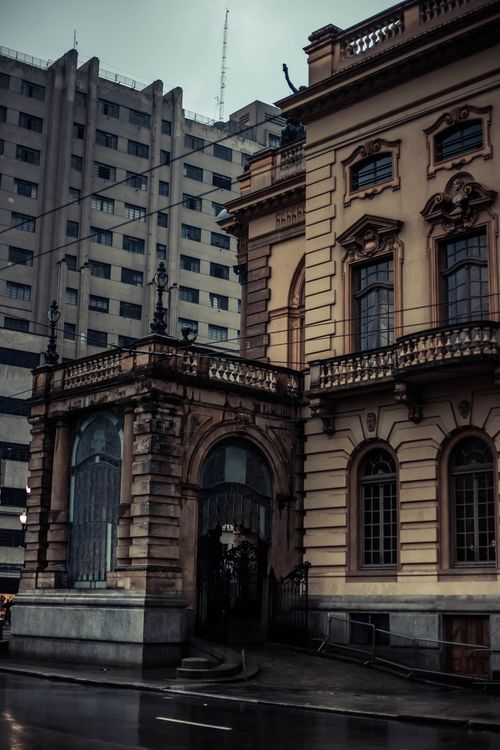 Free A stunning juxtaposition of classic and modern architecture captured on a cloudy day. Stock Photo