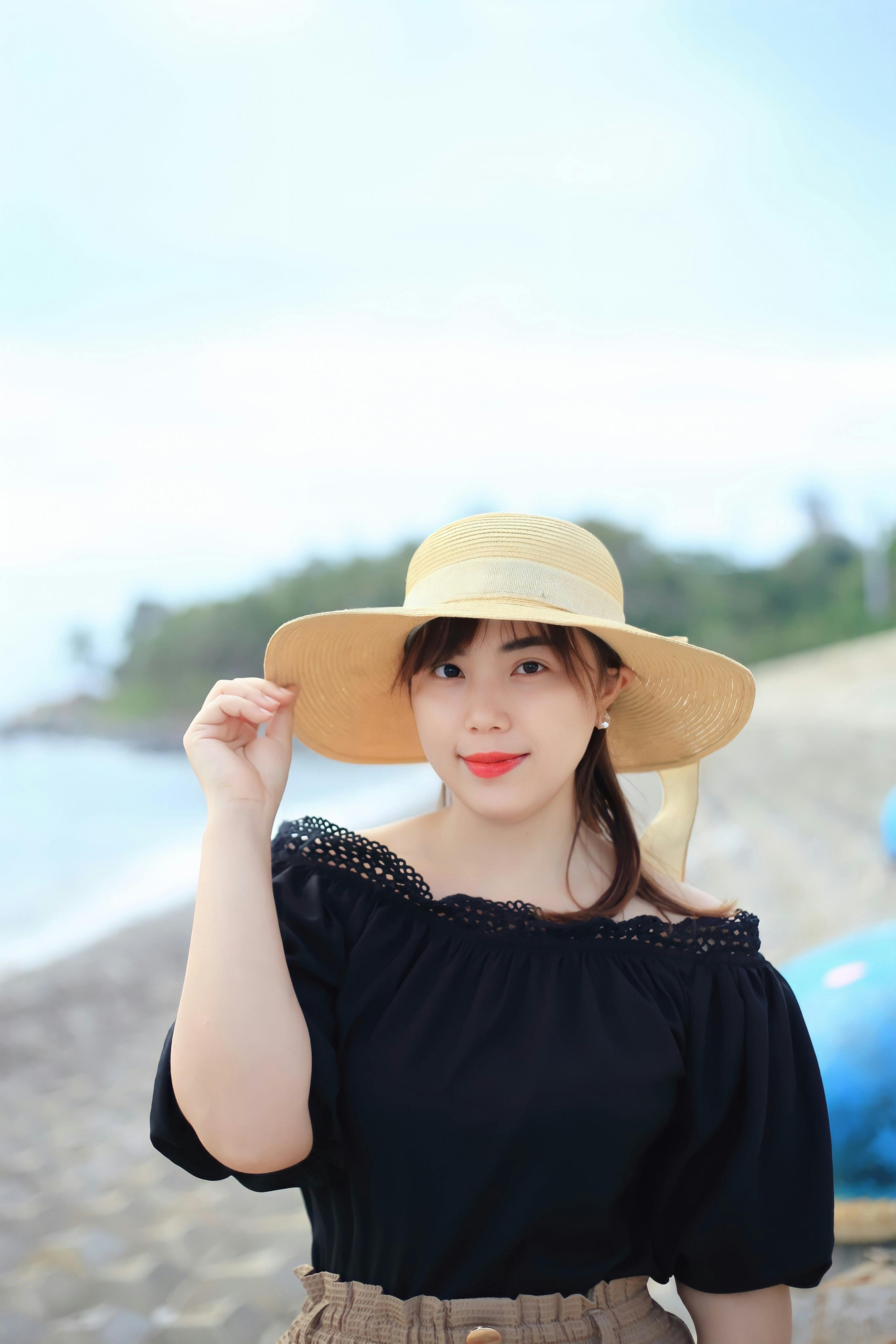 Woman Wearing a Sun Hat · Free Stock Photo