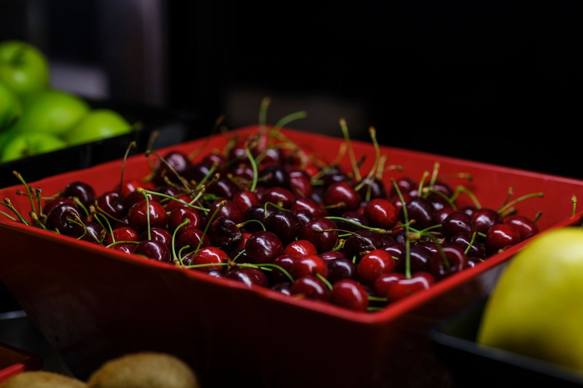 Ateş ve meyve sembolleriyle dolu renkli bir slot oyunu sahnesi