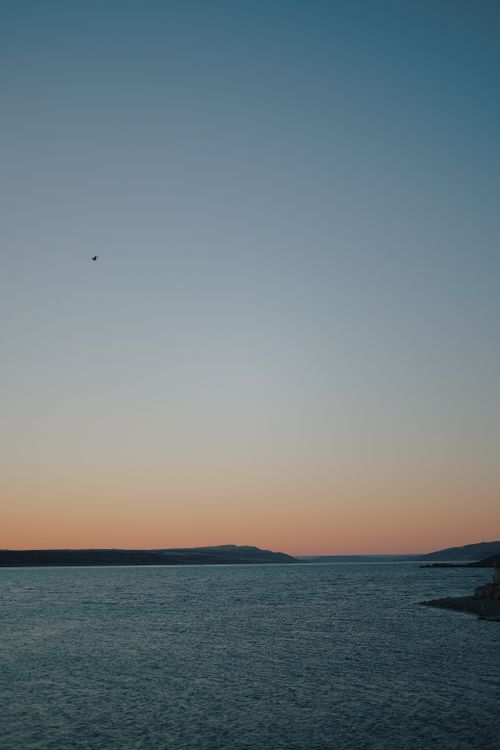 Free Captivating sunset view of Adıyaman's tranquil sea with distant mountains, perfect for nature enthusiasts. Stock Photo