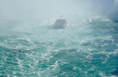 Gratis lagerfoto af båd, bølger, dårligt vejr Lagerfoto