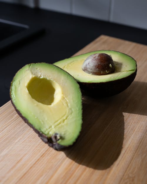 Kostenloses Stock Foto zu avocado, frucht, hölzernen schneidebrett