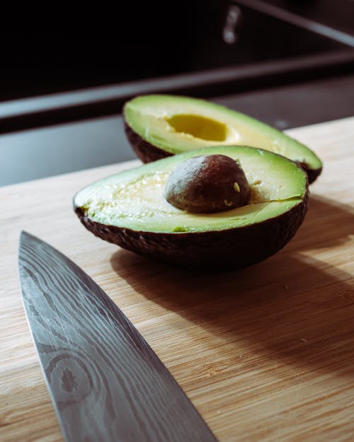ahşap kesme tahtası, Avokado, bıçak içeren Ücretsiz stok fotoğraf