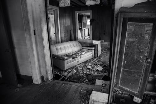 Imagine de stoc gratuită din abandonat, alb-negru, canapea spartă