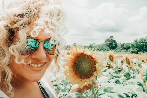 Lächelnde Frau, Die Sonnenblume Hält