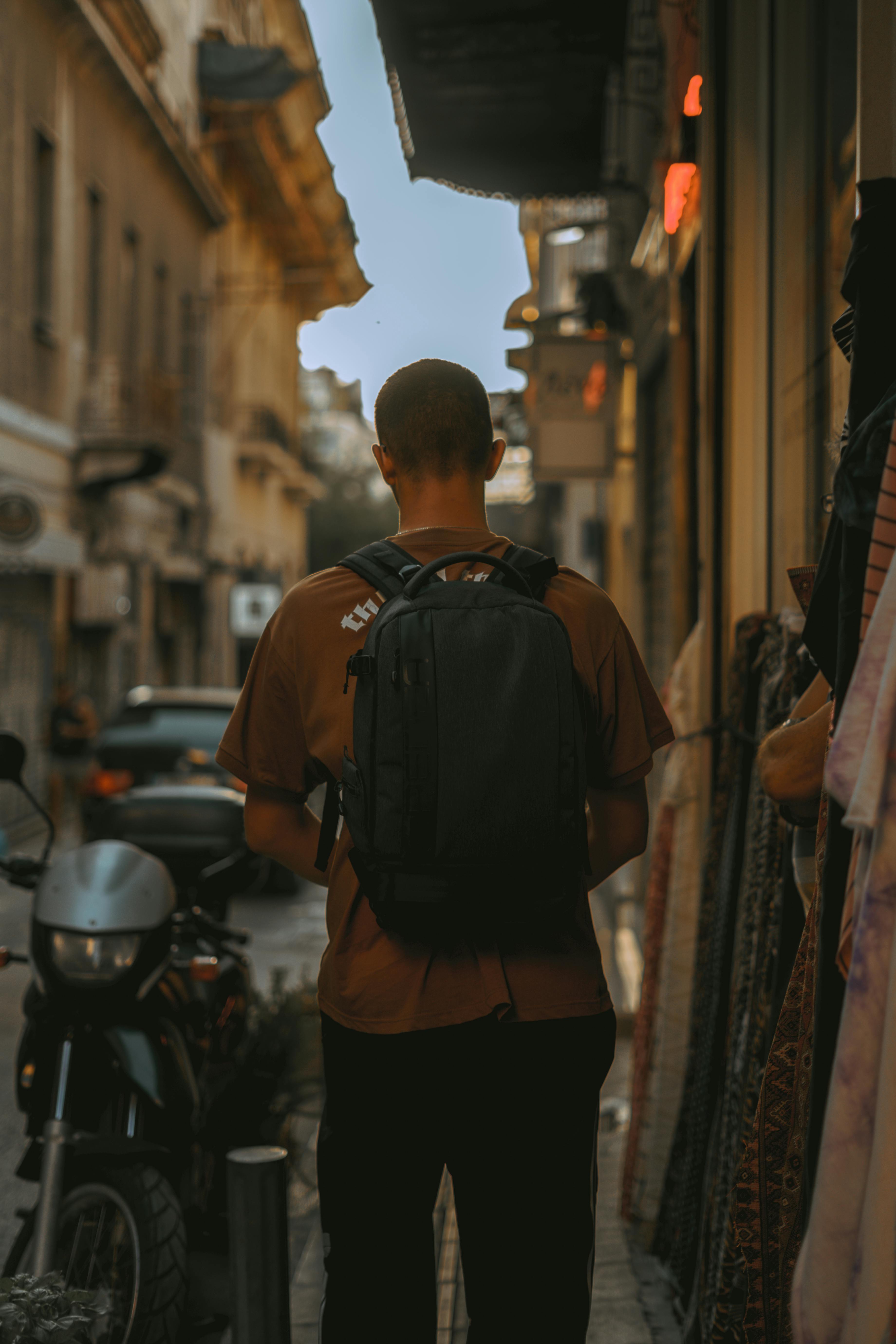 bezplatná Základová fotografie zdarma na téma batoh, doprava, hnědé košili Základová fotografie