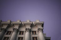 在乌克兰基辅，黄昏的天空映衬着雄伟的建筑柱子