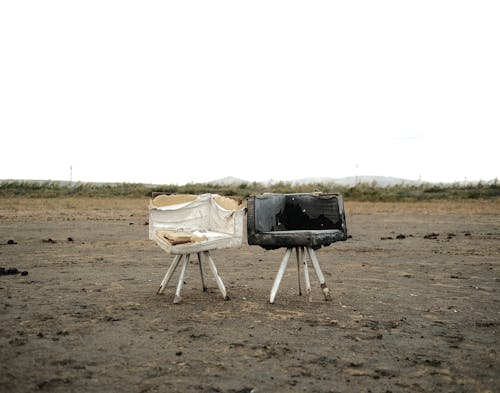 Foto profissional grátis de abandonado, areia, cadeiras