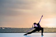 日落时分，风景优美，一位优雅的芭蕾舞演员在自由女神像附近摆姿势