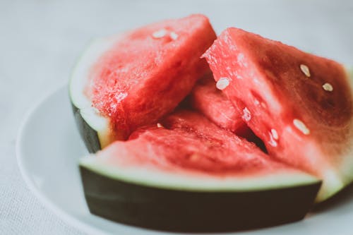 Kostenlos Geschnittene Wassermelone Auf Teller Stock-Foto