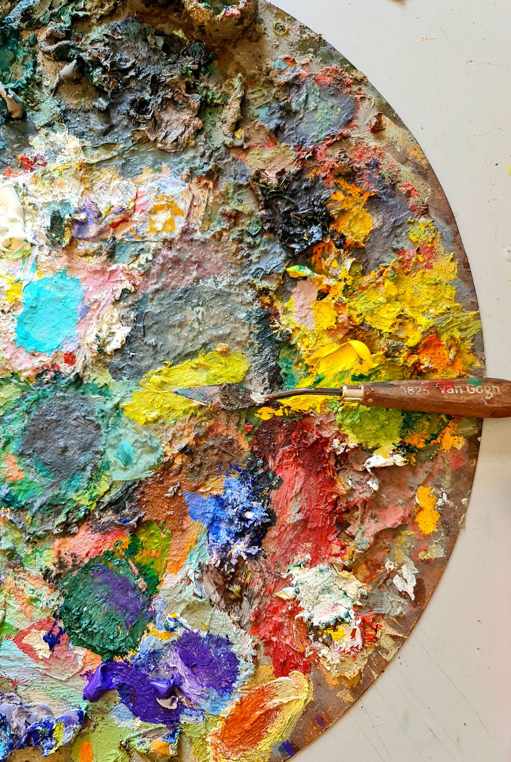 Paleta de artista con mezcla de pintura de colores