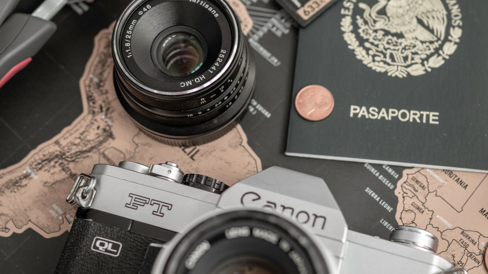 Passaporte e acessórios de viagem.