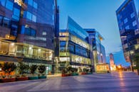 黄昏时分，塞尔维亚马尔希奇的现代建筑玻璃外墙明亮