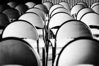 一张引人注目的黑白照片中，空椅子排成一排，营造出一种空虚而平静的感觉