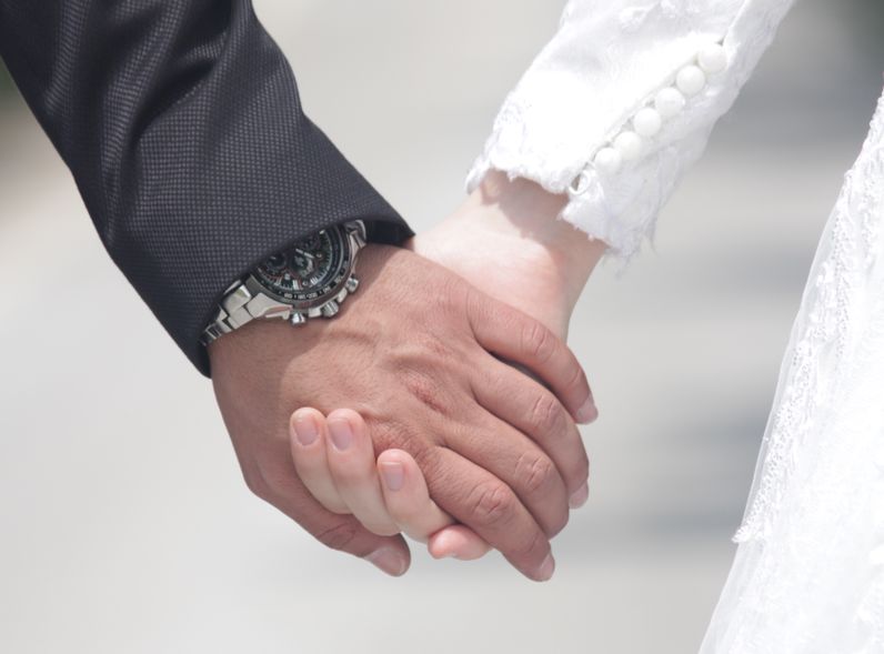 Online dating: starting a conversation on a niche platform