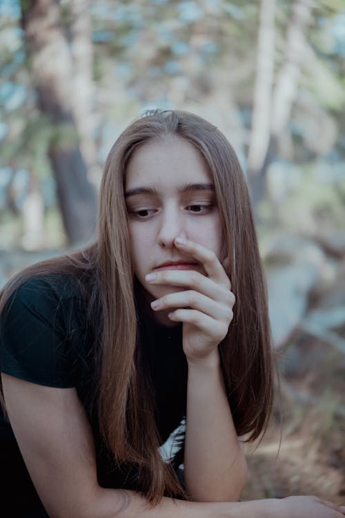 嚴肅, 垂直拍攝, 女人 的 免費圖庫相片