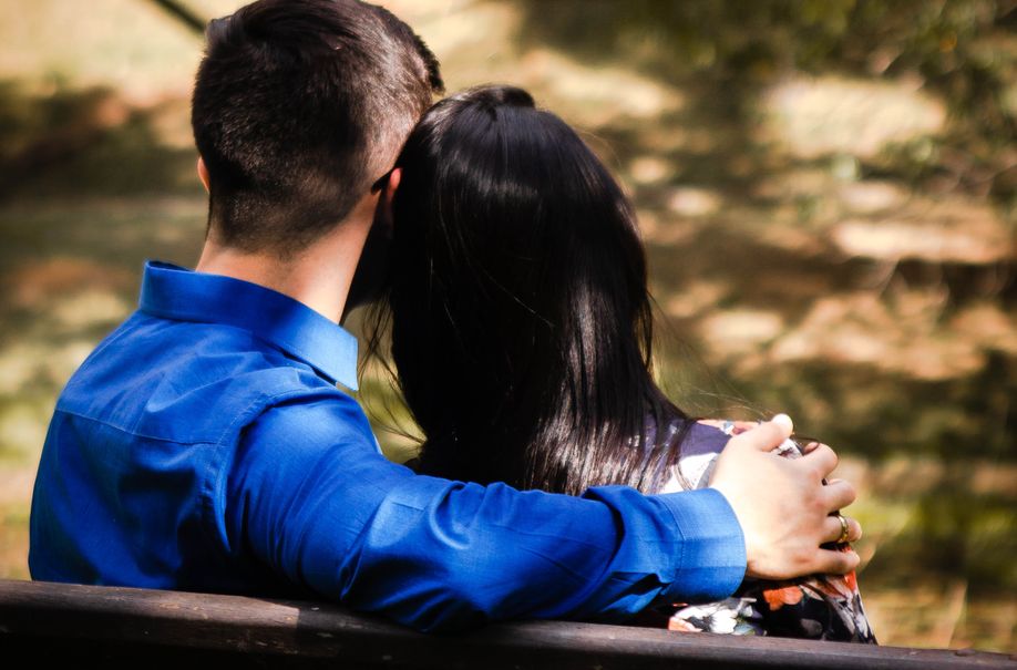 Online dating: starting a conversation on a niche platform