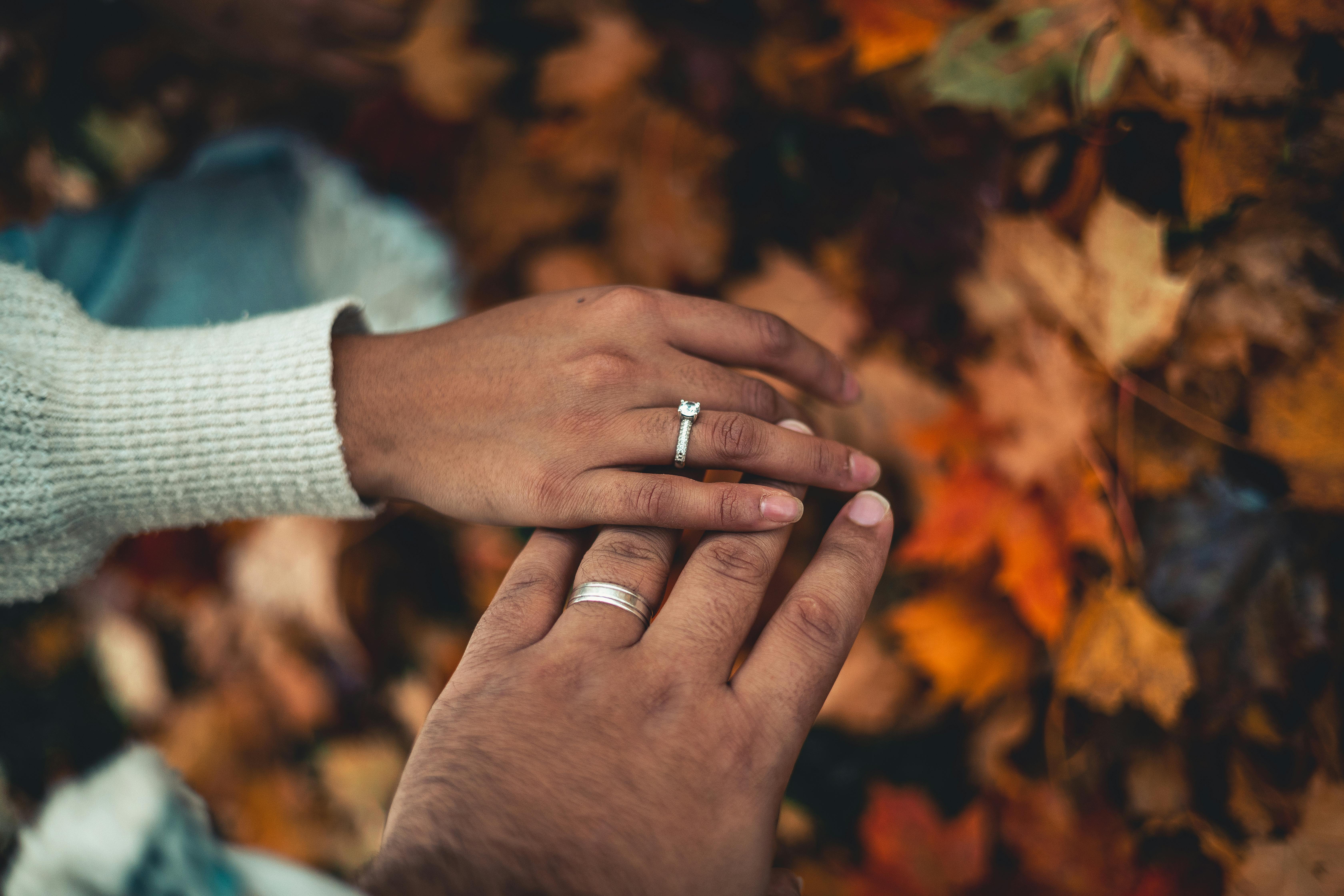 Ways to Take Social Media Worthy Photos of your Engagement Ring |  Engagement shoots poses, Engagement portraits poses, Engagement photography  poses