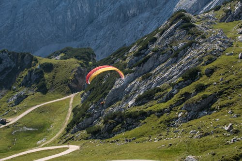 免费 在山附近的人帆伞运动 素材图片