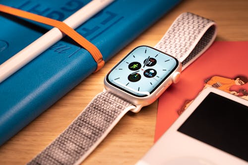 Fotobanka s bezplatnými fotkami na tému Apple Watch, drevený povrch, hodinky