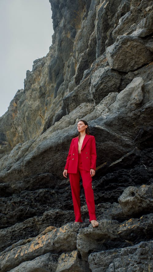Imagine de stoc gratuită din costum roșu, cu picioarele goale, femeie