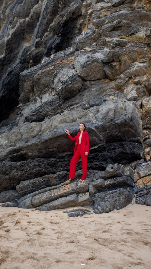 Darmowe zdjęcie z galerii z czerwony garnitur, kobieta, moda