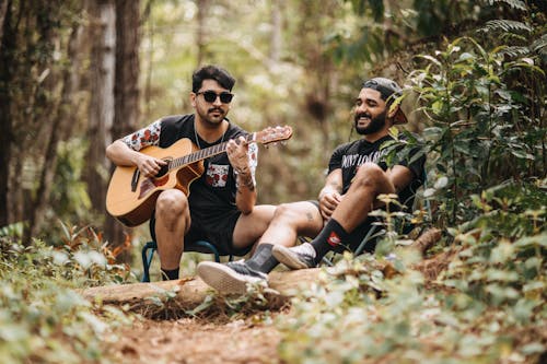 ağaçlar, çalmak, erkekler içeren Ücretsiz stok fotoğraf