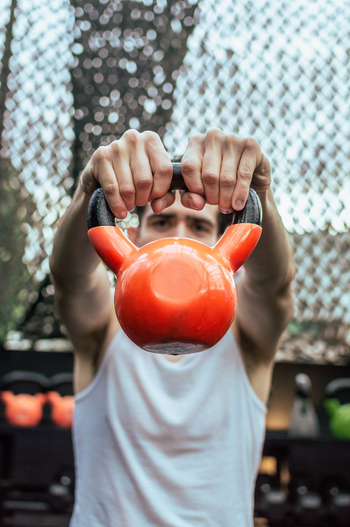 Homme tenant une kettlebell