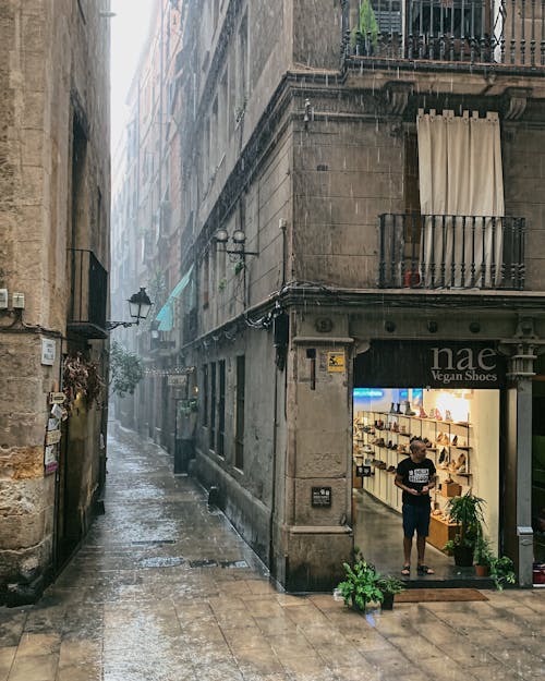 Free stock photo of alleyway, barcelona, rain