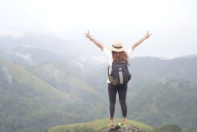 Mujer sola en la cima de una montaña