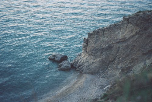 Foto profissional grátis de corroído, costa, mar