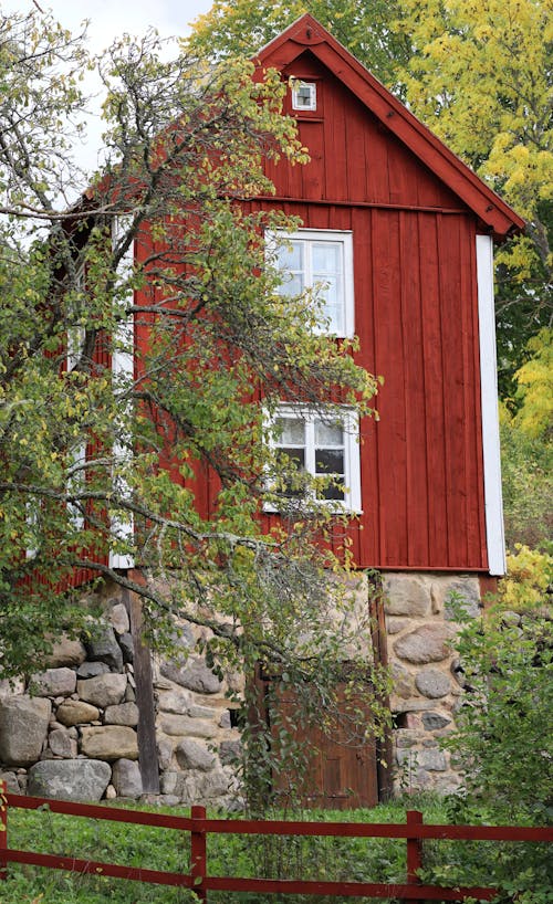 Fotos de stock gratuitas de arboles, casa de madera, casa roja