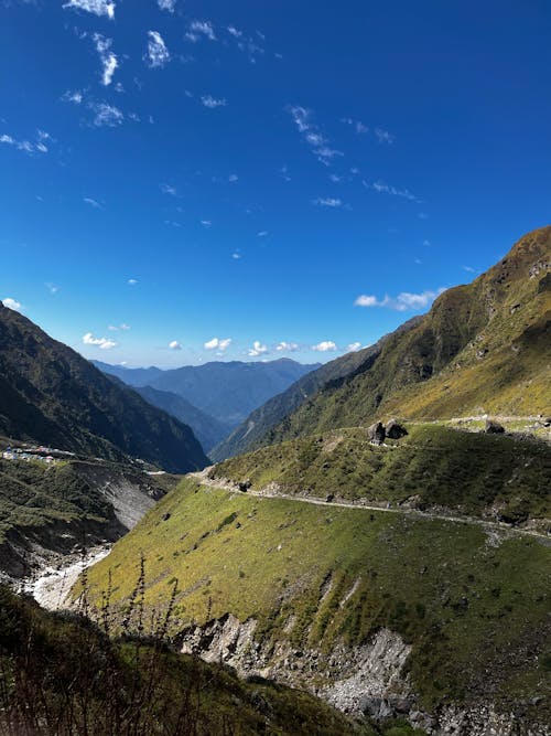 Бесплатное стоковое фото с вертикальный выстрел, горный пейзаж, горы