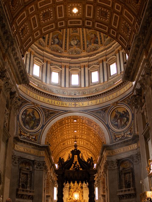 Free Explore the ornate and magnificent interior of St. Peter's Basilica, a masterpiece of Renaissance architecture in Vatican City. Stock Photo