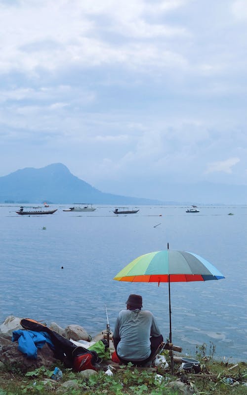 Foto profissional grátis de barcos, guarda-chuva, homem