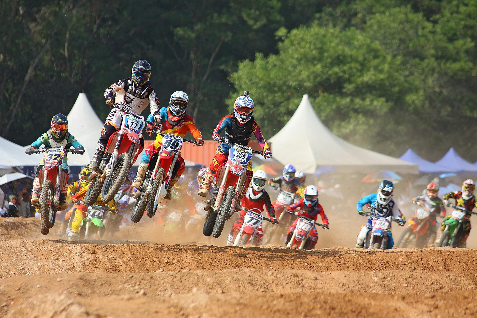 Foto de Motocross Corrida e mais fotos de stock de Artigo de vestuário para  cabeça - Artigo de vestuário para cabeça, Atividade, Bicicleta - iStock